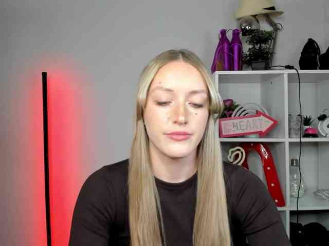 EvelynBlond26 webcam