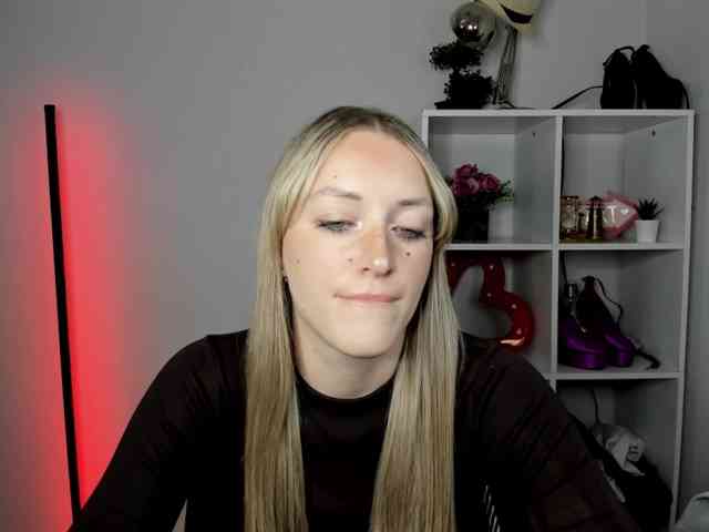 EvelynBlond26 webcam