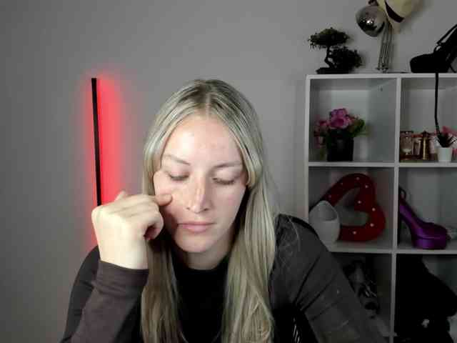 EvelynBlond26 webcam