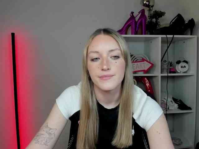 EvelynBlond26 webcam