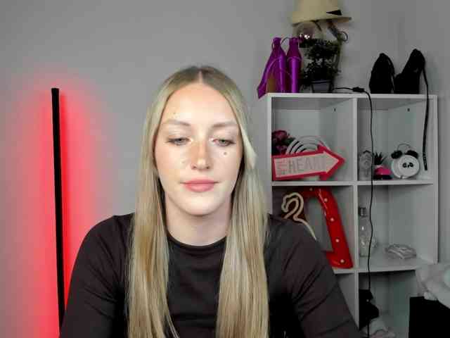 EvelynBlond26 webcam