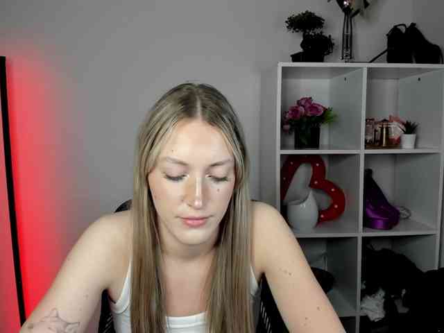 EvelynBlond Live Webcam on BongaCams