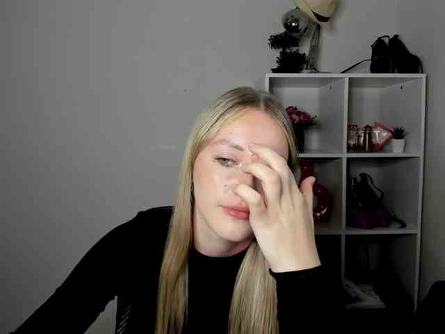 EvelynBlond26 webcam