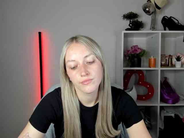 EvelynBlond26 webcam