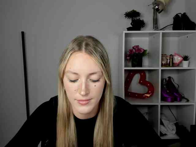 EvelynBlond26 webcam
