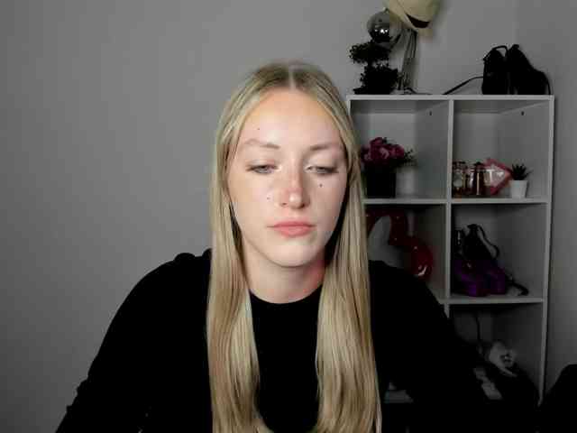 EvelynBlond26 webcam