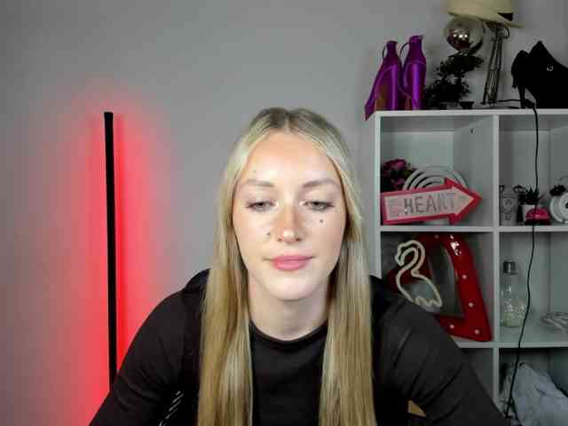 EvelynBlond26 webcam