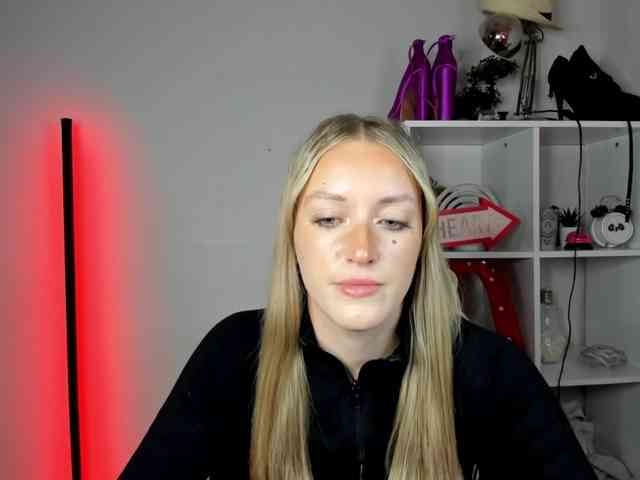 EvelynBlond26 webcam