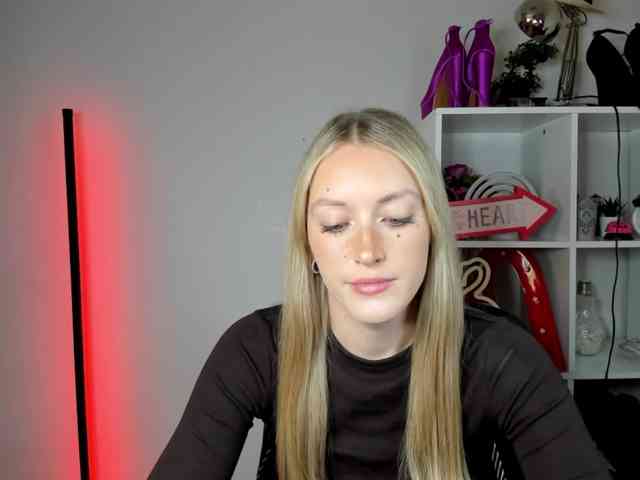 Model: EvelynBlond26