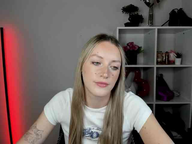 EvelynBlond26 webcam