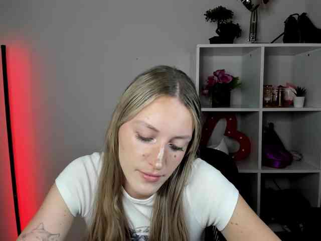 EvelynBlond26 webcam