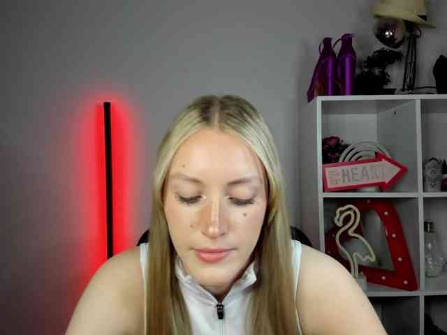 EvelynBlond26