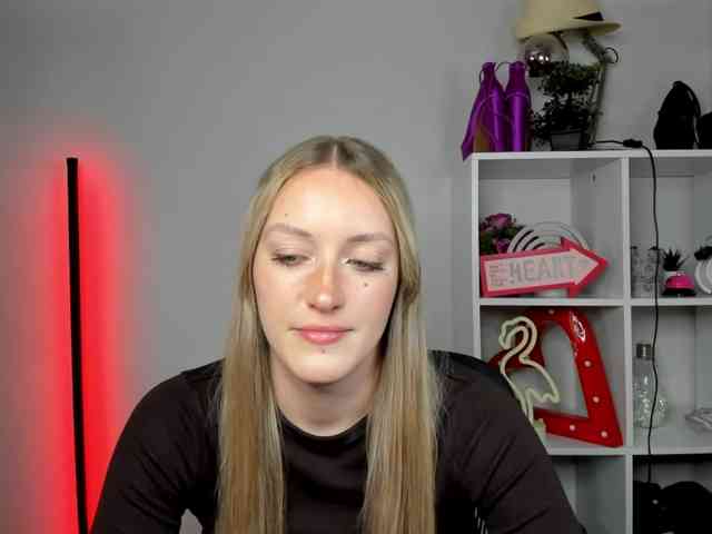 EvelynBlond26 webcam