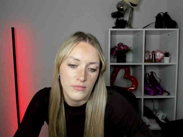 EvelynBlond26 webcam