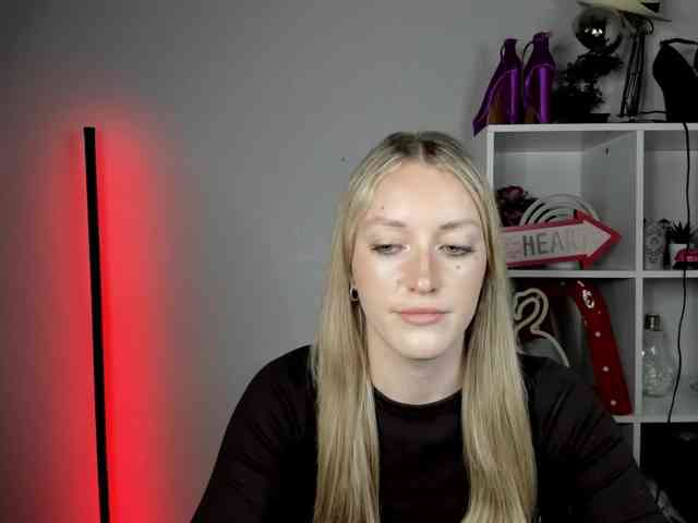 EvelynBlond26 webcam