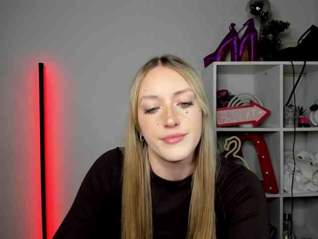 EvelynBlond26 webcam