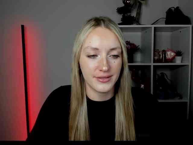 Model: EvelynBlond26