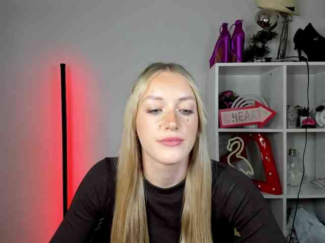 EvelynBlond26 webcam