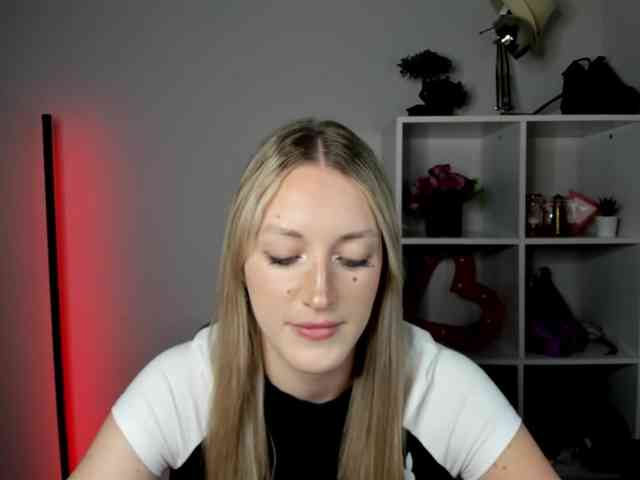EvelynBlond26 webcam