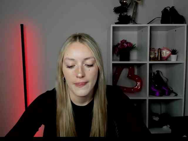EvelynBlond26 webcam