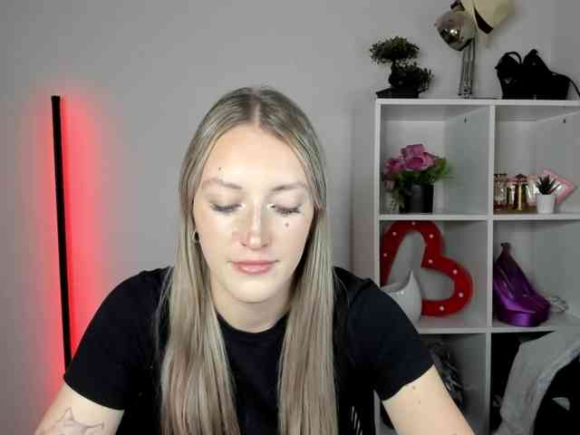 EvelynBlond26 webcam