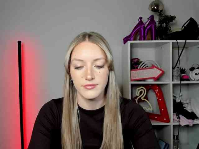EvelynBlond26 webcam