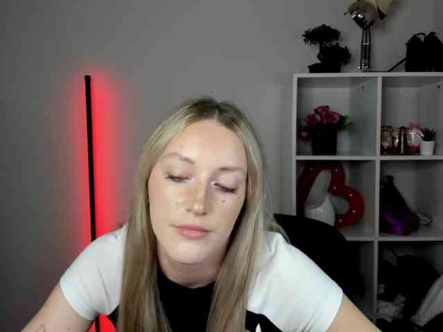 EvelynBlond26 webcam