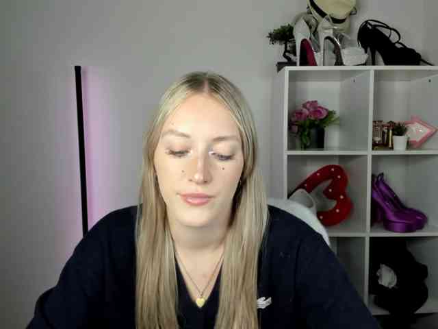 EvelynBlond26 webcam