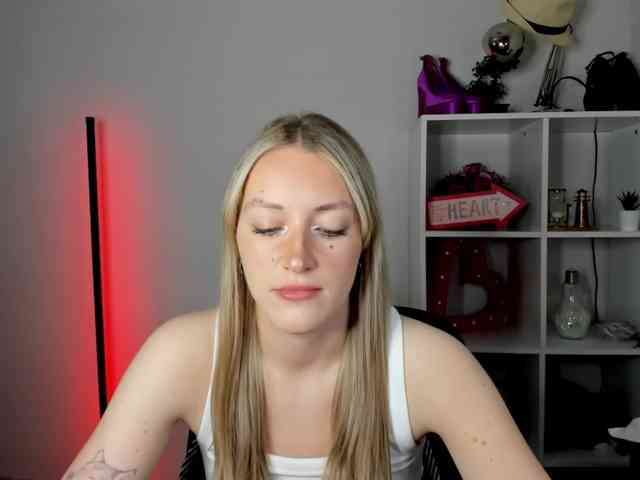 Model: EvelynBlond26