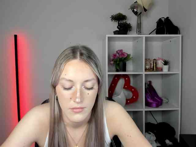 EvelynBlond26 webcam