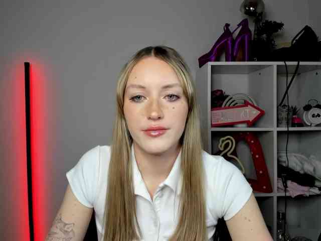 EvelynBlond26 webcam