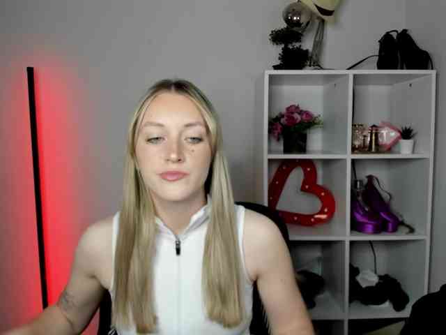 EvelynBlond26 webcam