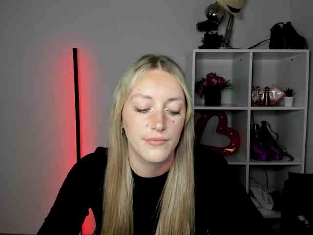 Model: EvelynBlond26