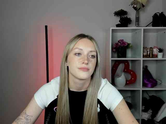 EvelynBlond26 webcam