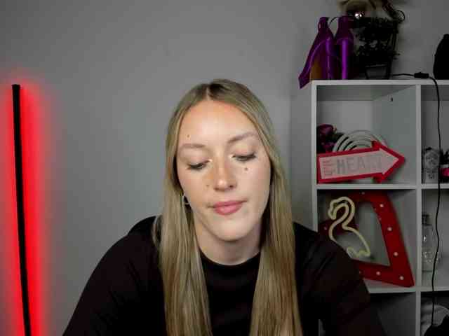 Model: EvelynBlond26
