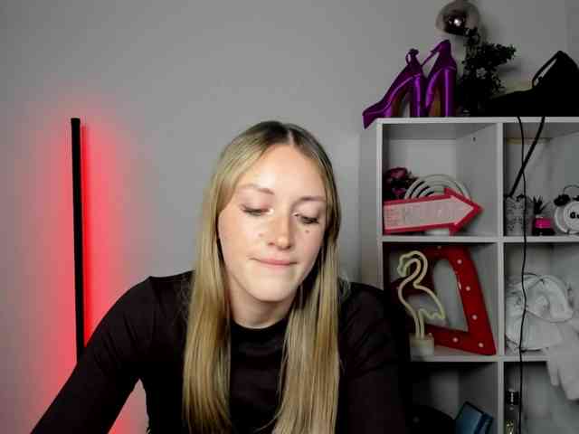 EvelynBlond26 webcam