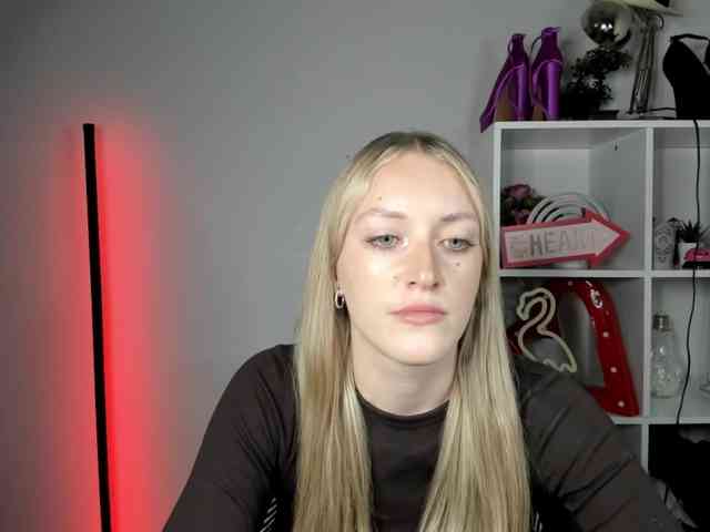 EvelynBlond26 webcam