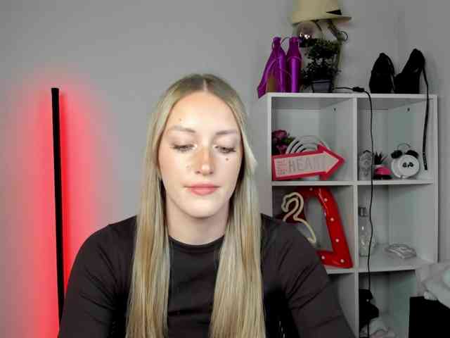 EvelynBlond26 webcam