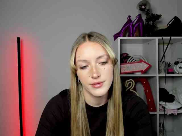 EvelynBlond26 webcam