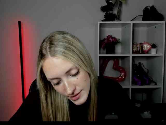 Model: EvelynBlond26