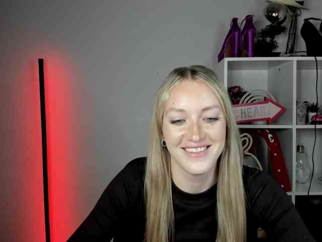 EvelynBlond26 webcam