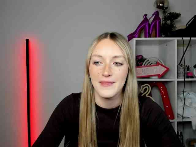 EvelynBlond26 webcam