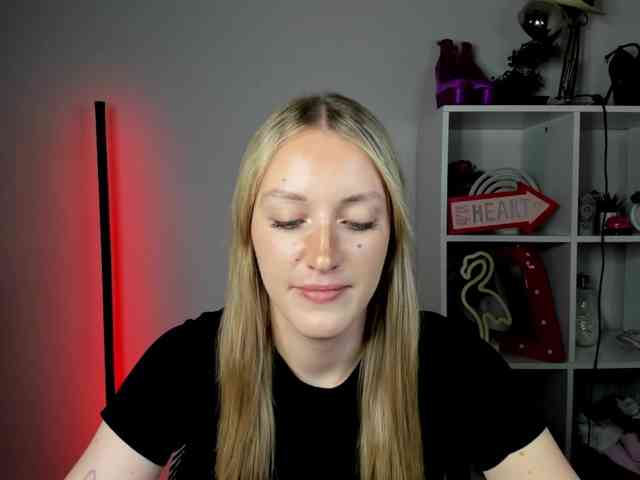 EvelynBlond26 webcam