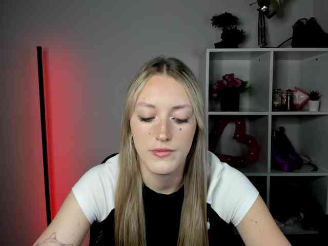 EvelynBlond26 webcam