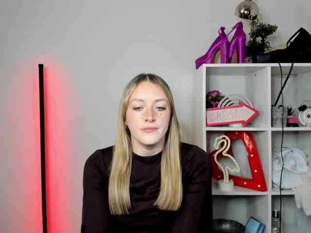 EvelynBlond26 webcam