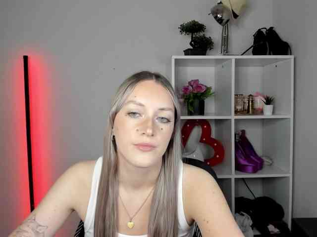 EvelynBlond26 webcam