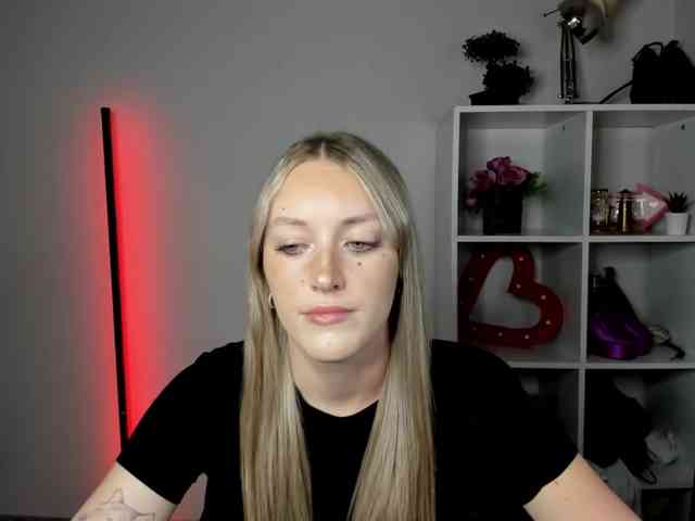 EvelynBlond26 webcam