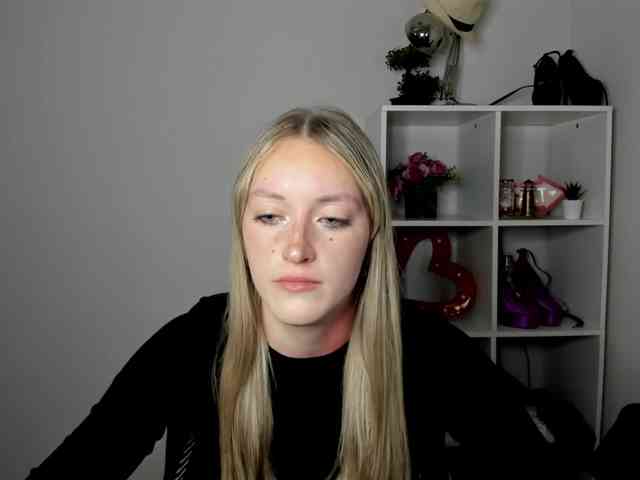 EvelynBlond26 webcam