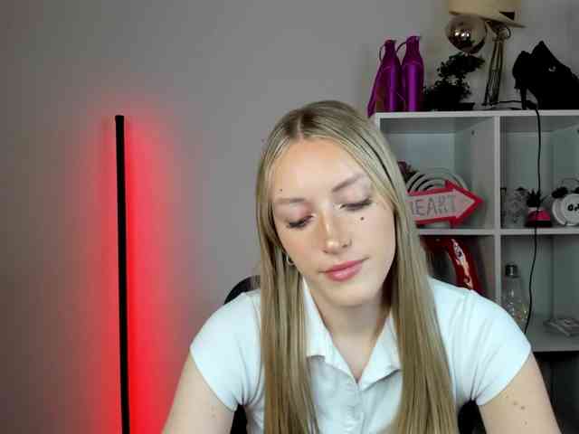 EvelynBlond26