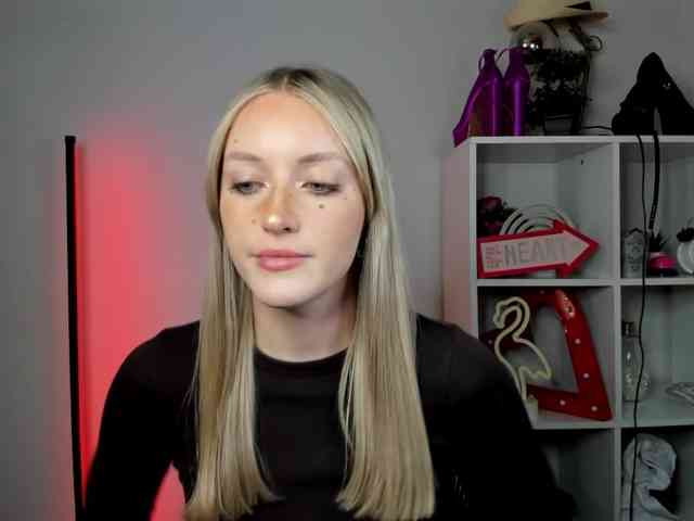 EvelynBlond26 webcam